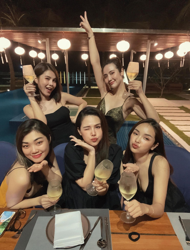 Đang ăn chơi tít mít ở resort nhà chồng bạn thân, MC Thu Hoài tranh thủ khoe 'con ảnh' bikini xịn xò Đang ăn chơi tít mít ở resort nhà chồng bạn thân, MC Thu Hoài tranh thủ khoe 'con ảnh' bikini xịn xò