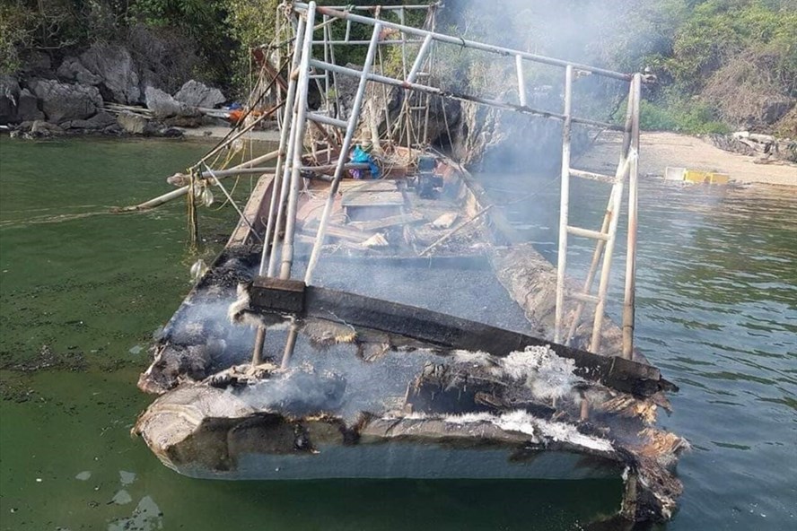 Nổ bình ga trên tàu đánh bắt hải sản, tàu cháy rụi, 3 anh em ruột nguy kịch Nổ bình ga trên tàu đánh bắt hải sản, tàu cháy rụi, 3 anh em ruột nguy kịch