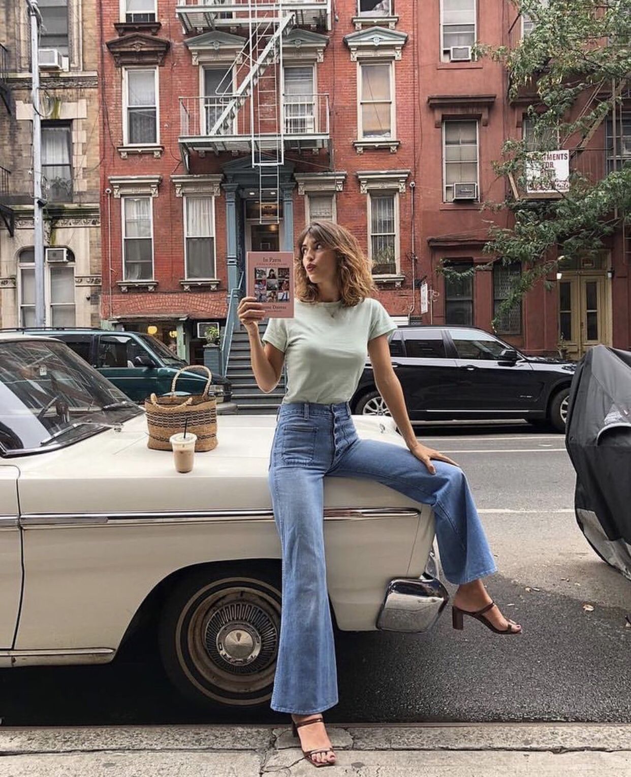 Kiểu quần jeans hack dáng cực đỉnh, vừa dài chân vừa tôn vòng 3 "đỉnh của chóp" đó các chị em - 8 Kiểu quần jeans hack dáng cực đỉnh, vừa dài chân vừa tôn vòng 3 "đỉnh của chóp" đó các chị em - 8