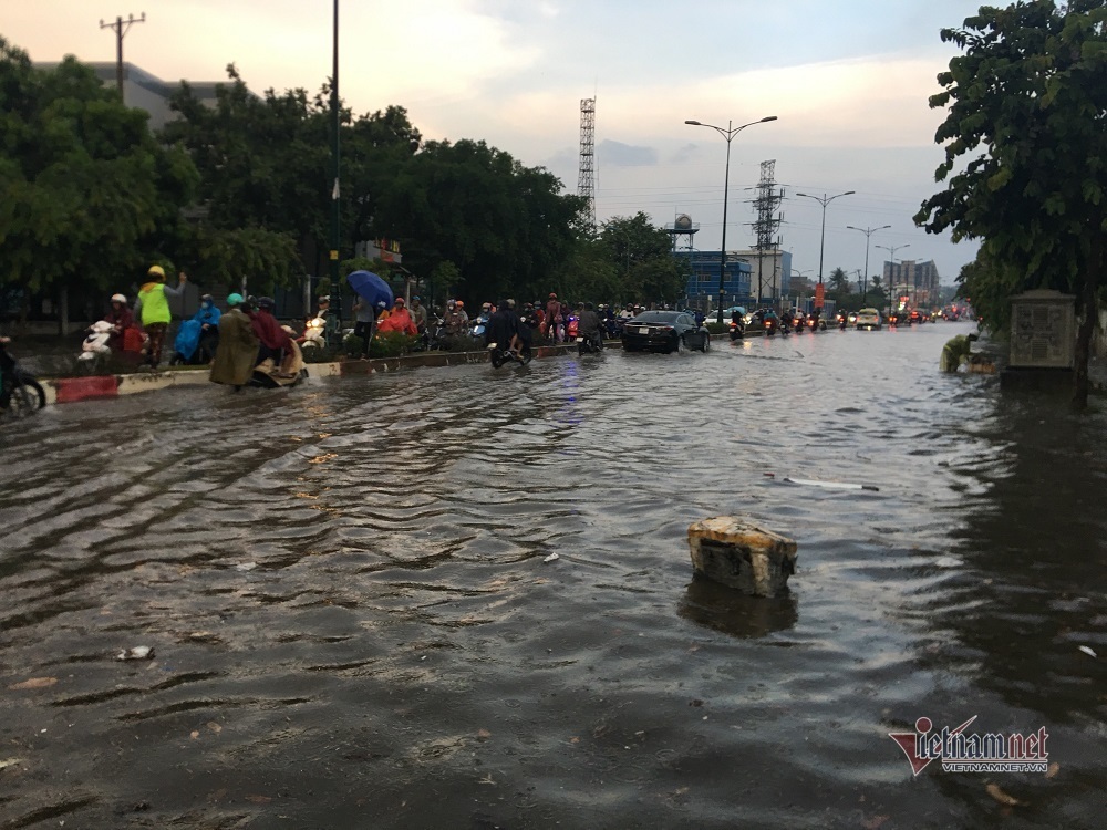 Mưa như trút, nhiều tuyến đường ở Sài Gòn ngập lênh láng - 7 Mưa như trút, nhiều tuyến đường ở Sài Gòn ngập lênh láng - 7