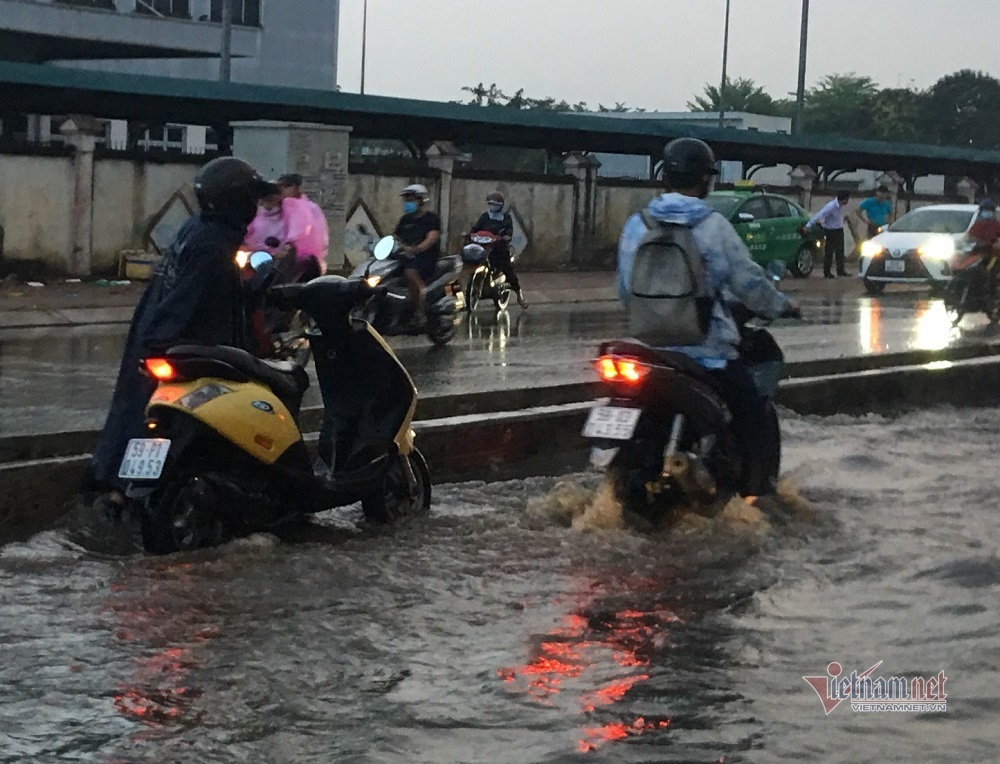 Mưa như trút, nhiều tuyến đường ở Sài Gòn ngập lênh láng - 8 Mưa như trút, nhiều tuyến đường ở Sài Gòn ngập lênh láng - 8
