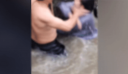 Cô gái nhảy sông tự sát còn hung hăng đánh người cứu mình, phản ứng 'đi vào lòng người' của ông chú khiến dân tình vỗ tay tán thưởng - 2 Cô gái nhảy sông tự sát còn hung hăng đánh người cứu mình, phản ứng 'đi vào lòng người' của ông chú khiến dân tình vỗ tay tán thưởng - 2