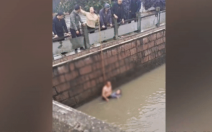 Cô gái nhảy sông tự sát còn hung hăng đánh người cứu mình, phản ứng 'đi vào lòng người' của ông chú khiến dân tình vỗ tay tán thưởng - 1 Cô gái nhảy sông tự sát còn hung hăng đánh người cứu mình, phản ứng 'đi vào lòng người' của ông chú khiến dân tình vỗ tay tán thưởng - 1