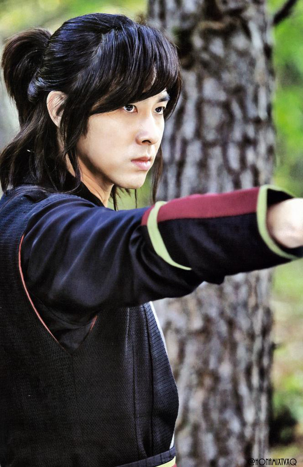 Chưa hết phốt: Nghi vấn Yunho (DBSK) là bạn trai tiếp theo bị Seo Ye Ji điều khiển, có thái độ lạ thay đổi 180 độ ở trường quay - 1 Chưa hết phốt: Nghi vấn Yunho (DBSK) là bạn trai tiếp theo bị Seo Ye Ji điều khiển, có thái độ lạ thay đổi 180 độ ở trường quay - 1