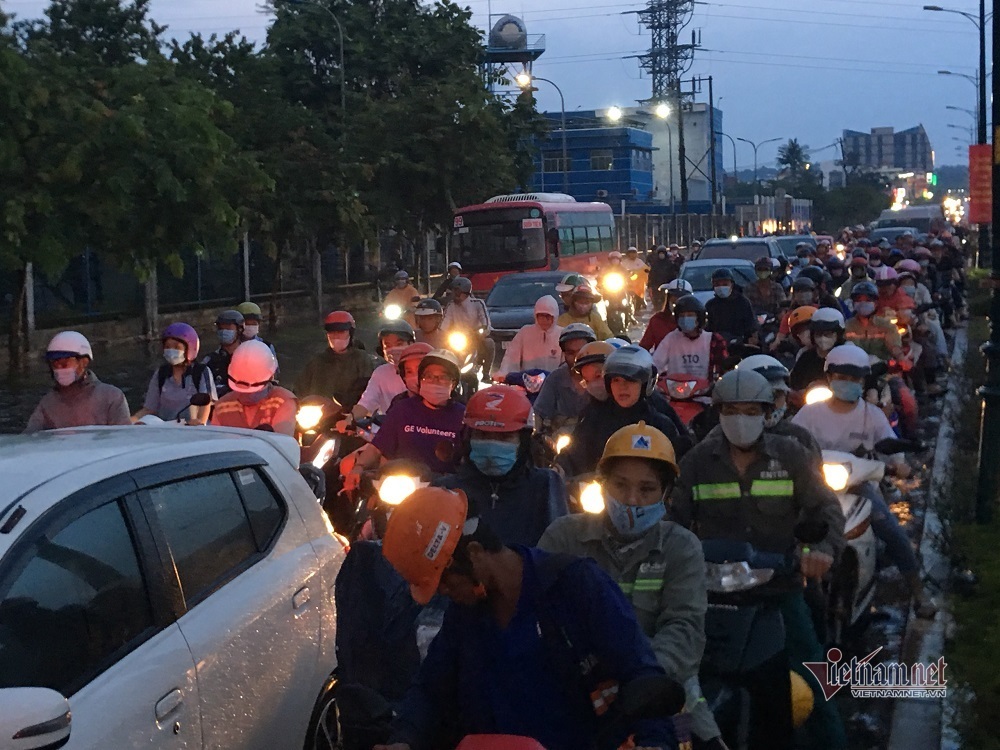 Mưa như trút, nhiều tuyến đường ở Sài Gòn ngập lênh láng - 6 Mưa như trút, nhiều tuyến đường ở Sài Gòn ngập lênh láng - 6