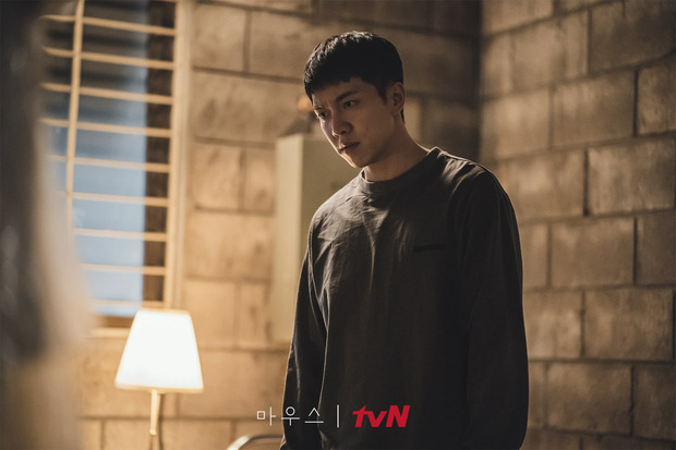 3 câu hỏi cần giải đáp trong nửa cuối của Mouse: Lee Seung Gi có giết hại cả người nhà? 3 câu hỏi cần giải đáp trong nửa cuối của Mouse: Lee Seung Gi có giết hại cả người nhà?