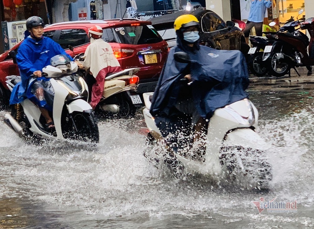 Mưa như trút, nhiều tuyến đường ở Sài Gòn ngập lênh láng Mưa như trút, nhiều tuyến đường ở Sài Gòn ngập lênh láng
