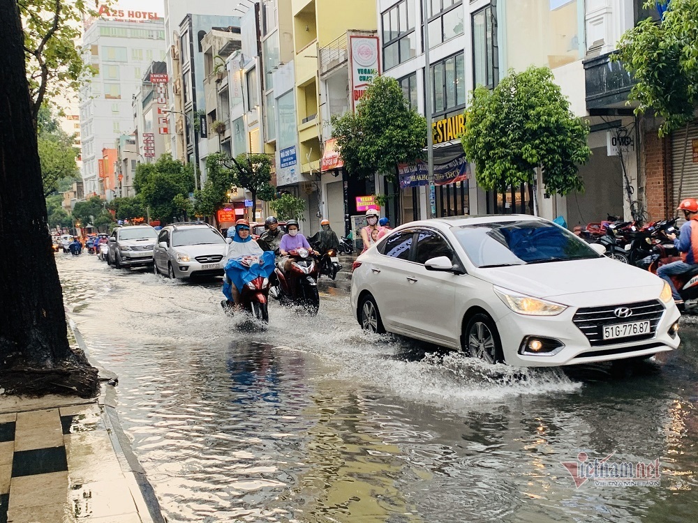 Mưa như trút, nhiều tuyến đường ở Sài Gòn ngập lênh láng - 1 Mưa như trút, nhiều tuyến đường ở Sài Gòn ngập lênh láng - 1