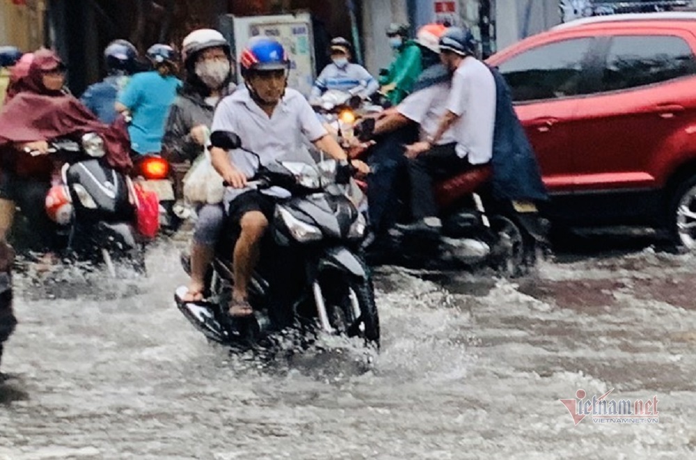 Mưa như trút, nhiều tuyến đường ở Sài Gòn ngập lênh láng - 5 Mưa như trút, nhiều tuyến đường ở Sài Gòn ngập lênh láng - 5