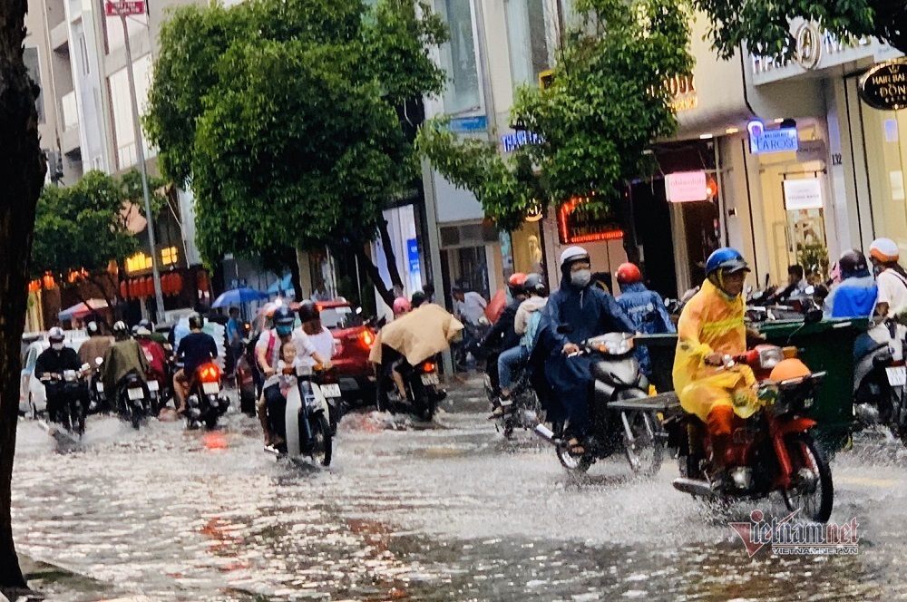 Mưa như trút, nhiều tuyến đường ở Sài Gòn ngập lênh láng - 2 Mưa như trút, nhiều tuyến đường ở Sài Gòn ngập lênh láng - 2