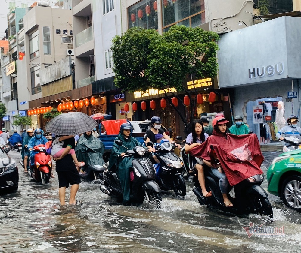 Mưa như trút, nhiều tuyến đường ở Sài Gòn ngập lênh láng - 3 Mưa như trút, nhiều tuyến đường ở Sài Gòn ngập lênh láng - 3