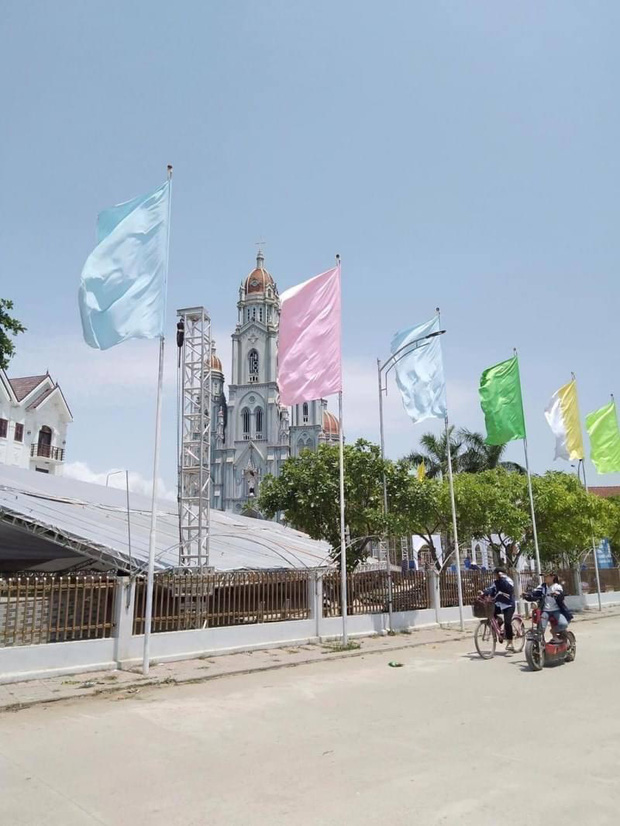 Lộ thiệp mời và hình ảnh lễ đường trước thềm hôn lễ của Phan Mạnh Quỳnh tại Nghệ An, nhìn qua đã biết là hoành tráng không vừa - 2 Lộ thiệp mời và hình ảnh lễ đường trước thềm hôn lễ của Phan Mạnh Quỳnh tại Nghệ An, nhìn qua đã biết là hoành tráng không vừa - 2