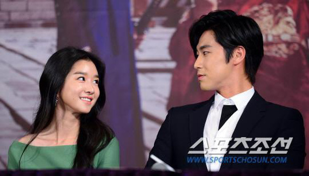 Chưa hết phốt: Nghi vấn Yunho (DBSK) là bạn trai tiếp theo bị Seo Ye Ji điều khiển, có thái độ lạ thay đổi 180 độ ở trường quay - 4 Chưa hết phốt: Nghi vấn Yunho (DBSK) là bạn trai tiếp theo bị Seo Ye Ji điều khiển, có thái độ lạ thay đổi 180 độ ở trường quay - 4