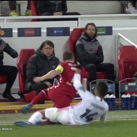 Zidane cười khoái chí khi Casemiro vào bóng quyết liệt trả thù cho Benzema Zidane cười khoái chí khi Casemiro vào bóng quyết liệt trả thù cho Benzema