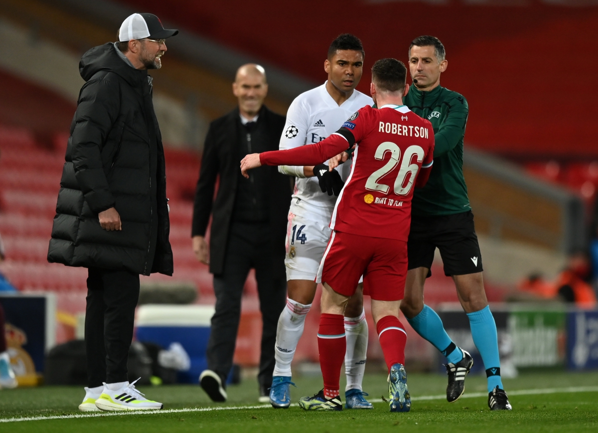 Zidane cười khoái chí khi Casemiro vào bóng quyết liệt trả thù cho Benzema - 1 Zidane cười khoái chí khi Casemiro vào bóng quyết liệt trả thù cho Benzema - 1