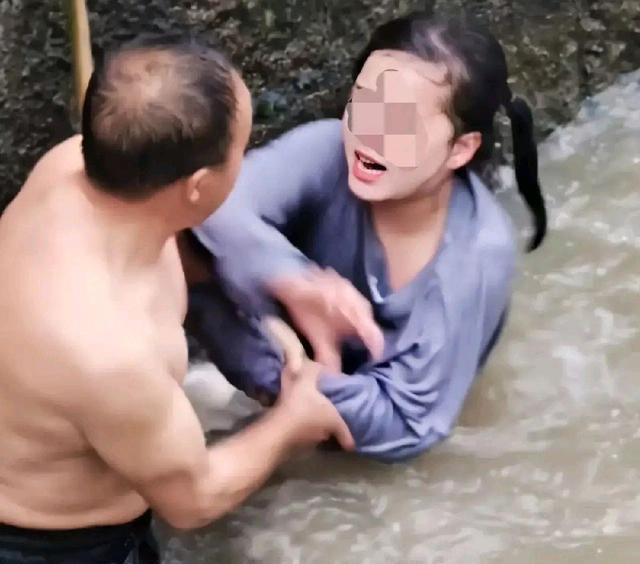 Cô gái nhảy sông tự sát còn hung hăng đánh người cứu mình, phản ứng 'đi vào lòng người' của ông chú khiến dân tình vỗ tay tán thưởng Cô gái nhảy sông tự sát còn hung hăng đánh người cứu mình, phản ứng 'đi vào lòng người' của ông chú khiến dân tình vỗ tay tán thưởng