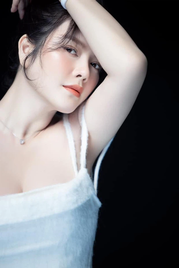 Lý Nhã Kỳ khoe vòng 1 căng tràn 'nóng bỏng' trong bộ ảnh mới - 1 Lý Nhã Kỳ khoe vòng 1 căng tràn 'nóng bỏng' trong bộ ảnh mới - 1