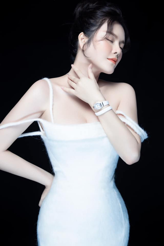 Lý Nhã Kỳ khoe vòng 1 căng tràn 'nóng bỏng' trong bộ ảnh mới - 3 Lý Nhã Kỳ khoe vòng 1 căng tràn 'nóng bỏng' trong bộ ảnh mới - 3