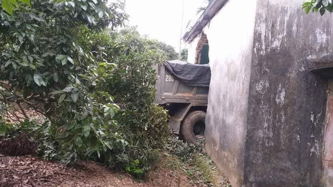 Tai nạn hy hữu: Ô tô tải đâm xuyên qua vườn, lao thẳng vào nhà dân - 4 Tai nạn hy hữu: Ô tô tải đâm xuyên qua vườn, lao thẳng vào nhà dân - 4