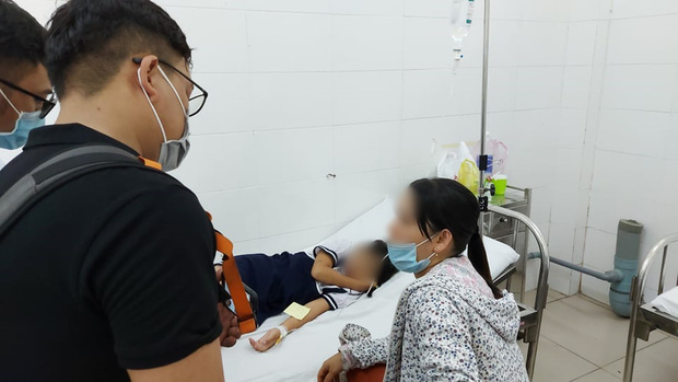 Chơi đất nặn slam mua trước cổng trường, 32 học sinh tiểu học nhập viện - 2 Chơi đất nặn slam mua trước cổng trường, 32 học sinh tiểu học nhập viện - 2