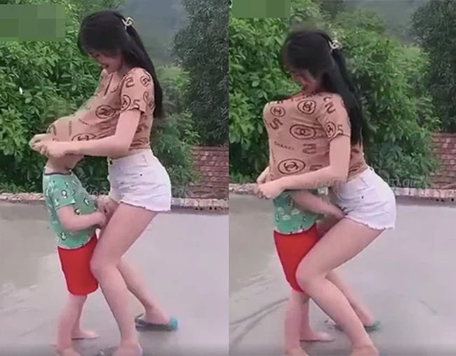 Hình ảnh cô gái trẻ kéo áo phông trùm lên đầu bé trai rồi ôm sát ngực gây tranh cãi dữ dội Hình ảnh cô gái trẻ kéo áo phông trùm lên đầu bé trai rồi ôm sát ngực gây tranh cãi dữ dội