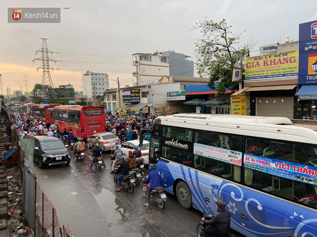 Người Sài Gòn lại 'quay cuồng' trong cảnh kẹt xe, lội nước vì đường ngập vào buổi sáng - 1 Người Sài Gòn lại 'quay cuồng' trong cảnh kẹt xe, lội nước vì đường ngập vào buổi sáng - 1