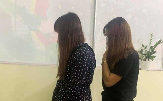 Ập vào nhà nghỉ bắt quả tang nhóm người đang mua bán dâm giá vài trăm nghìn đồng Ập vào nhà nghỉ bắt quả tang nhóm người đang mua bán dâm giá vài trăm nghìn đồng