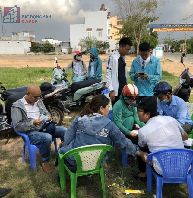 Giá tăng chóng mặt, phòng công chứng vẫn tấp nập người mua bán đất Nhơn Trạch Giá tăng chóng mặt, phòng công chứng vẫn tấp nập người mua bán đất Nhơn Trạch