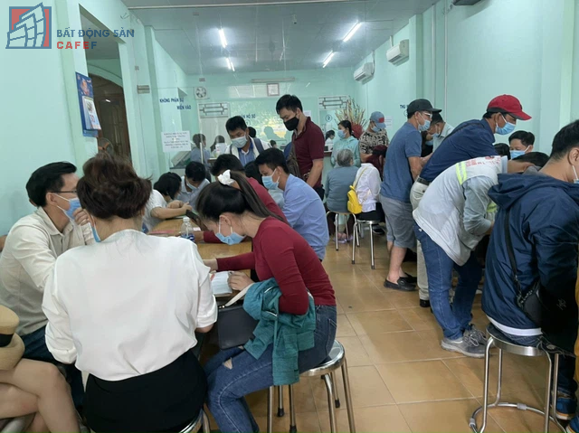 Giá tăng chóng mặt, phòng công chứng vẫn tấp nập người mua bán đất Nhơn Trạch - 1 Giá tăng chóng mặt, phòng công chứng vẫn tấp nập người mua bán đất Nhơn Trạch - 1