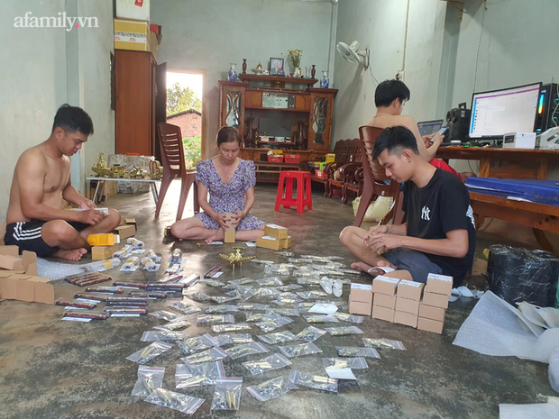 Nam sinh viên kiếm 150 triệu/tháng từ những vỏ đạn cũ nhưng nợ đến 25 môn: Vừa kiếm tiền vừa bay về trường thi lại - 2 Nam sinh viên kiếm 150 triệu/tháng từ những vỏ đạn cũ nhưng nợ đến 25 môn: Vừa kiếm tiền vừa bay về trường thi lại - 2