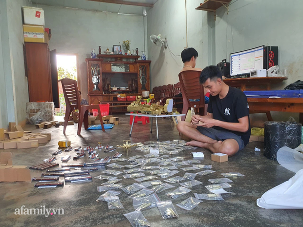 Nam sinh viên kiếm 150 triệu/tháng từ những vỏ đạn cũ nhưng nợ đến 25 môn: Vừa kiếm tiền vừa bay về trường thi lại - 3 Nam sinh viên kiếm 150 triệu/tháng từ những vỏ đạn cũ nhưng nợ đến 25 môn: Vừa kiếm tiền vừa bay về trường thi lại - 3