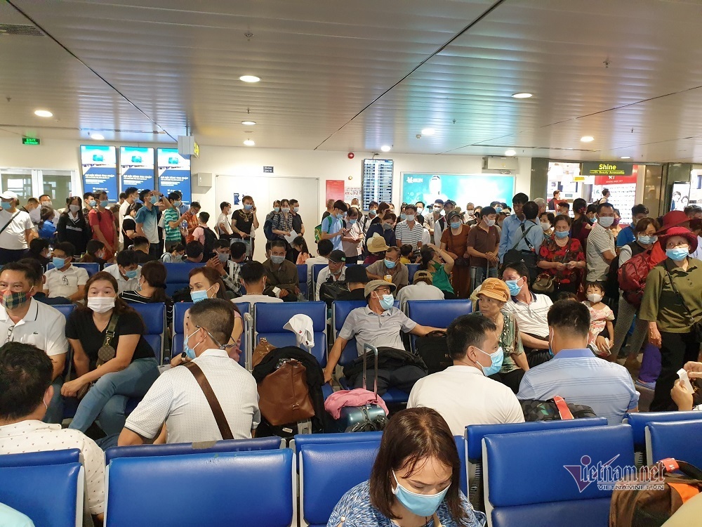 Nghìn người xếp kín đặc tầng 2 khu soi chiếu sân bay Tân Sơn Nhất - 8 Nghìn người xếp kín đặc tầng 2 khu soi chiếu sân bay Tân Sơn Nhất - 8