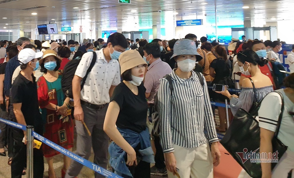 Nghìn người xếp kín đặc tầng 2 khu soi chiếu sân bay Tân Sơn Nhất - 4 Nghìn người xếp kín đặc tầng 2 khu soi chiếu sân bay Tân Sơn Nhất - 4