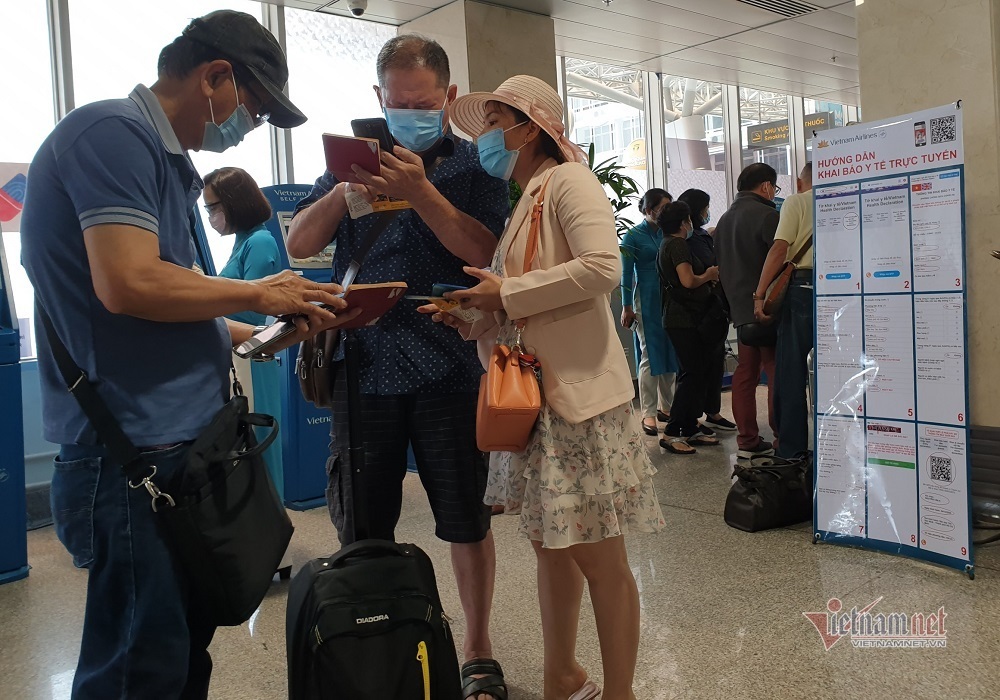Nghìn người xếp kín đặc tầng 2 khu soi chiếu sân bay Tân Sơn Nhất - 1 Nghìn người xếp kín đặc tầng 2 khu soi chiếu sân bay Tân Sơn Nhất - 1