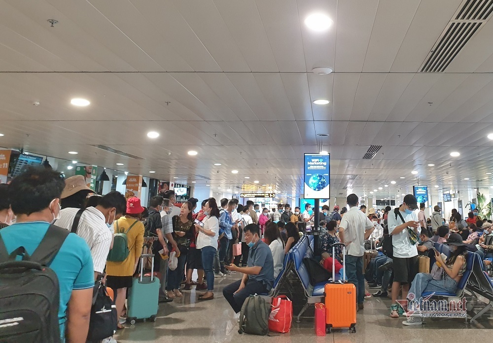 Nghìn người xếp kín đặc tầng 2 khu soi chiếu sân bay Tân Sơn Nhất - 11 Nghìn người xếp kín đặc tầng 2 khu soi chiếu sân bay Tân Sơn Nhất - 11