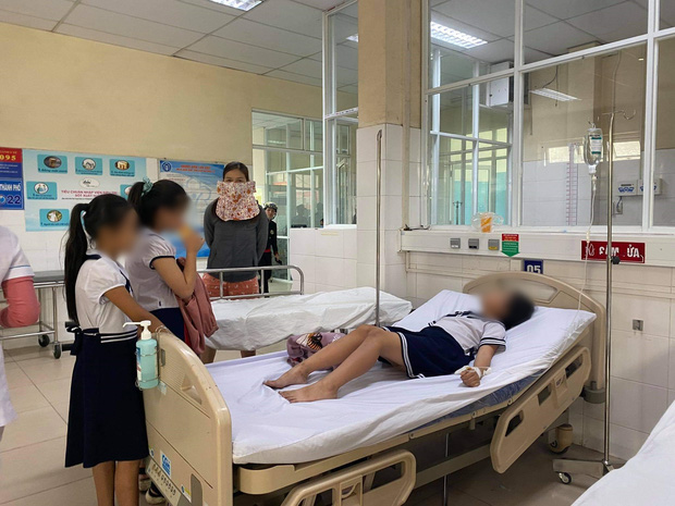 Chơi đất nặn slam mua trước cổng trường, 32 học sinh tiểu học nhập viện Chơi đất nặn slam mua trước cổng trường, 32 học sinh tiểu học nhập viện