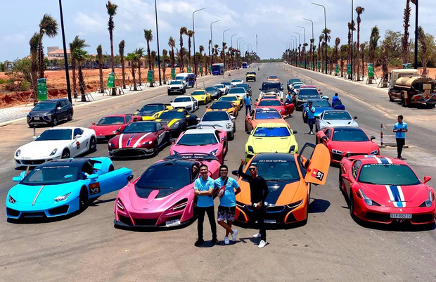 Lâu lắm mới thấy dàn đại gia, rich kid tụ họp, đã vậy còn 'nườm nượp' khoe siêu xe xem mà choáng - 13 Lâu lắm mới thấy dàn đại gia, rich kid tụ họp, đã vậy còn 'nườm nượp' khoe siêu xe xem mà choáng - 13