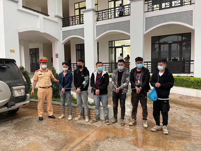 Phát hiện 6 người nước ngoài nhập cảnh trái phép đang đi trên đường cao tốc Phát hiện 6 người nước ngoài nhập cảnh trái phép đang đi trên đường cao tốc