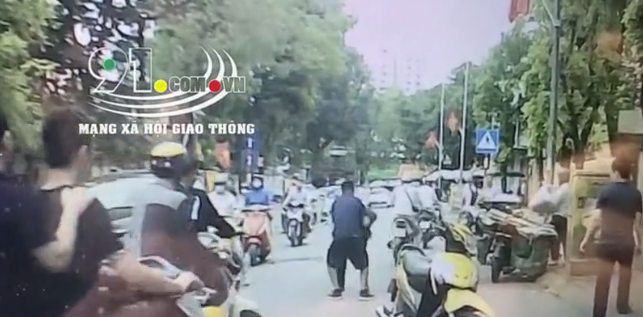 Tài xế bị đấm, lên gối ngay giữa đường vì mở cửa xe gây tai nạn cho người khác Tài xế bị đấm, lên gối ngay giữa đường vì mở cửa xe gây tai nạn cho người khác