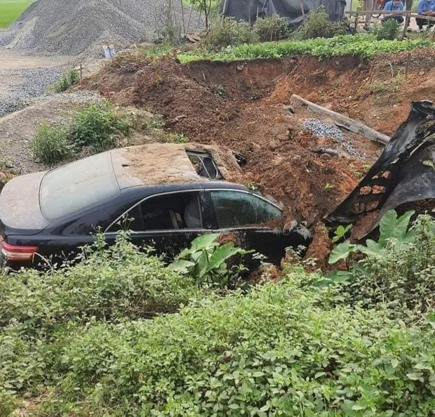 'Xế hộp' Camry mất lái rồi bốc cháy, hành động nhanh trí của anh lái máy xúc đã cứu sống 3 nạn nhân bên trong - 1 'Xế hộp' Camry mất lái rồi bốc cháy, hành động nhanh trí của anh lái máy xúc đã cứu sống 3 nạn nhân bên trong - 1