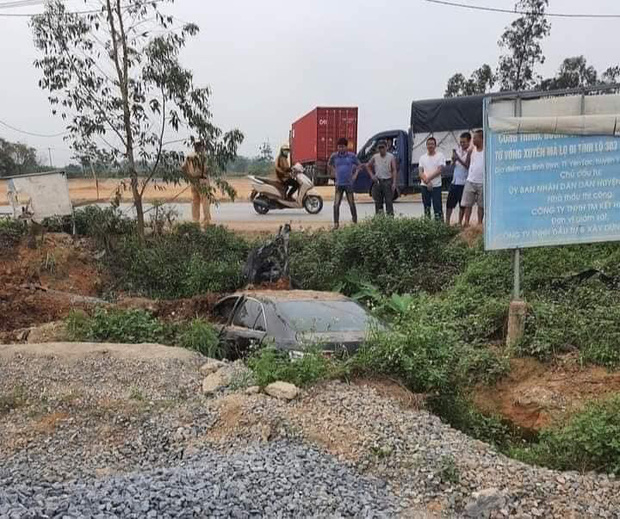 'Xế hộp' Camry mất lái rồi bốc cháy, hành động nhanh trí của anh lái máy xúc đã cứu sống 3 nạn nhân bên trong 'Xế hộp' Camry mất lái rồi bốc cháy, hành động nhanh trí của anh lái máy xúc đã cứu sống 3 nạn nhân bên trong