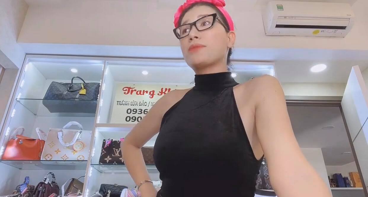 Trang Khàn livestream gửi lời tới bà Phương Hằng - vợ Dũng 'lò vôi': 'Cháu nghèo hơn cô thật, cháu đeo hột xoàn giả nhưng cháu cũng đâu xin tiền cô' - 2 Trang Khàn livestream gửi lời tới bà Phương Hằng - vợ Dũng 'lò vôi': 'Cháu nghèo hơn cô thật, cháu đeo hột xoàn giả nhưng cháu cũng đâu xin tiền cô' - 2