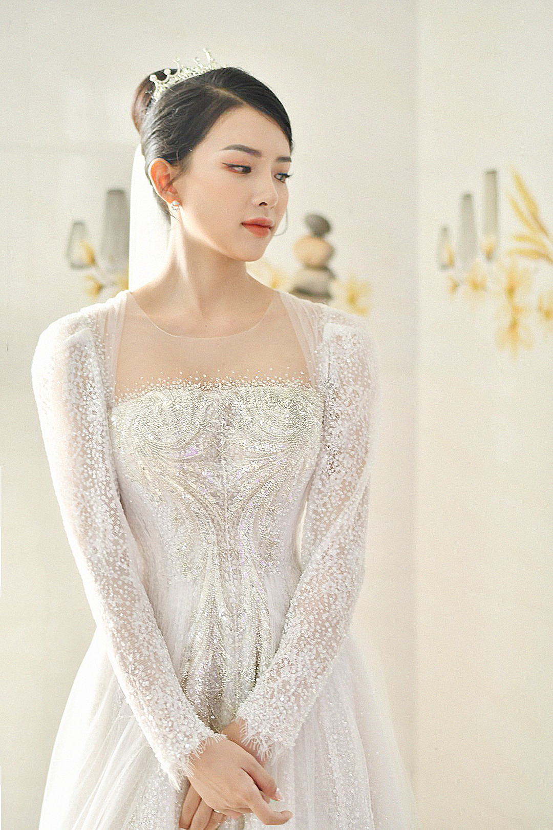 Cận cảnh váy cưới đính 10.000 viên pha lê bạc của hot girl Khánh Vy - vợ Phan Mạnh Quỳnh - 1 Cận cảnh váy cưới đính 10.000 viên pha lê bạc của hot girl Khánh Vy - vợ Phan Mạnh Quỳnh - 1