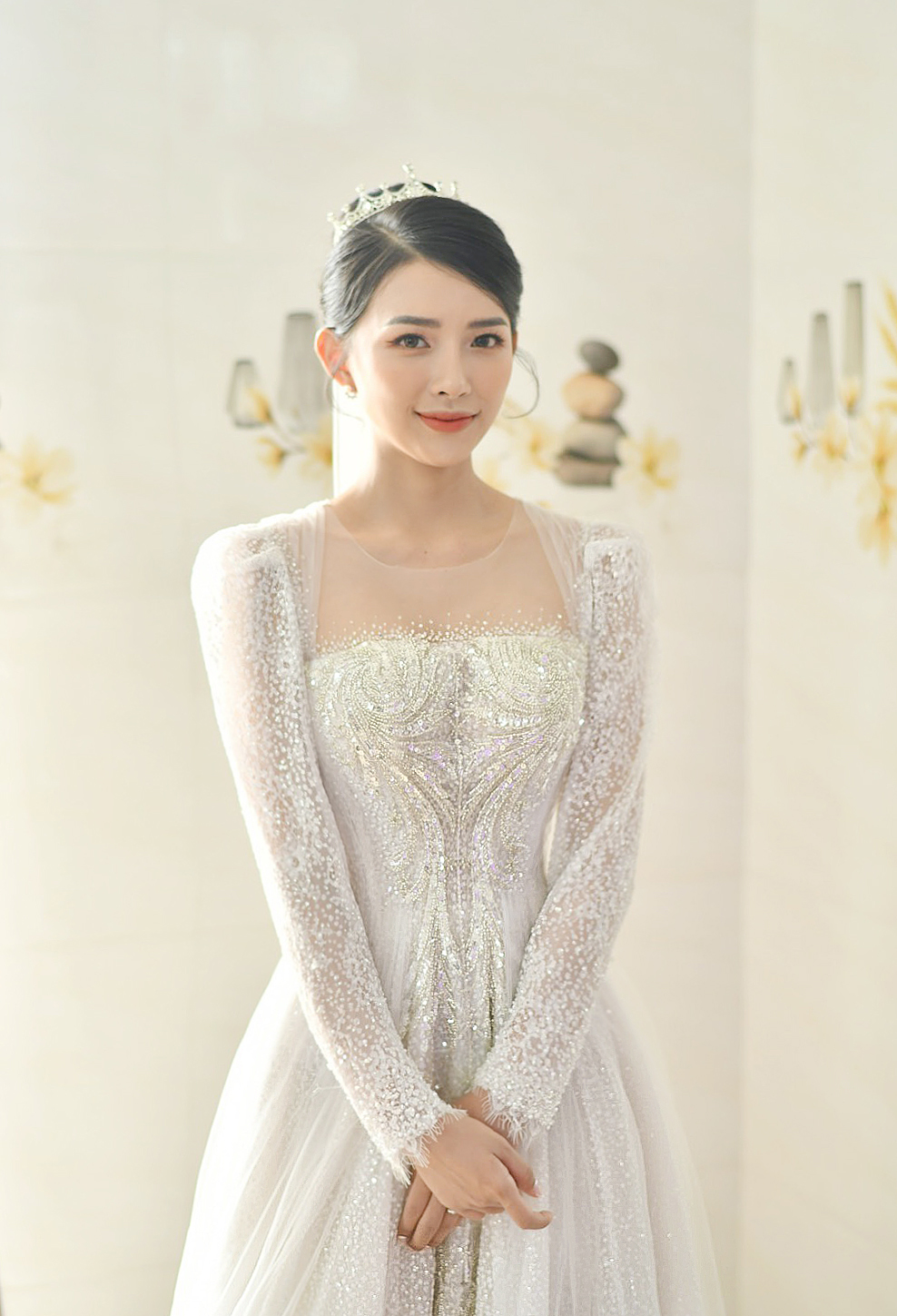 Cận cảnh váy cưới đính 10.000 viên pha lê bạc của hot girl Khánh Vy - vợ Phan Mạnh Quỳnh Cận cảnh váy cưới đính 10.000 viên pha lê bạc của hot girl Khánh Vy - vợ Phan Mạnh Quỳnh