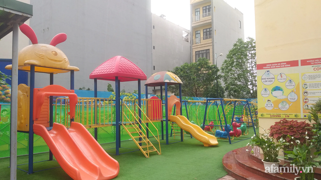 Hà Nội: Kinh hãi bức tường ọp ẹp chỉ chực đổ sập được chống đỡ tạm bợ bằng cọc ngay sát sân chơi của trẻ mầm non - 6 Hà Nội: Kinh hãi bức tường ọp ẹp chỉ chực đổ sập được chống đỡ tạm bợ bằng cọc ngay sát sân chơi của trẻ mầm non - 6