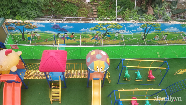 Hà Nội: Kinh hãi bức tường ọp ẹp chỉ chực đổ sập được chống đỡ tạm bợ bằng cọc ngay sát sân chơi của trẻ mầm non - 5 Hà Nội: Kinh hãi bức tường ọp ẹp chỉ chực đổ sập được chống đỡ tạm bợ bằng cọc ngay sát sân chơi của trẻ mầm non - 5