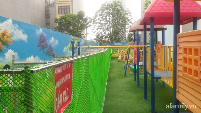 Hà Nội: Kinh hãi bức tường ọp ẹp chỉ chực đổ sập được chống đỡ tạm bợ bằng cọc ngay sát sân chơi của trẻ mầm non - 4 Hà Nội: Kinh hãi bức tường ọp ẹp chỉ chực đổ sập được chống đỡ tạm bợ bằng cọc ngay sát sân chơi của trẻ mầm non - 4