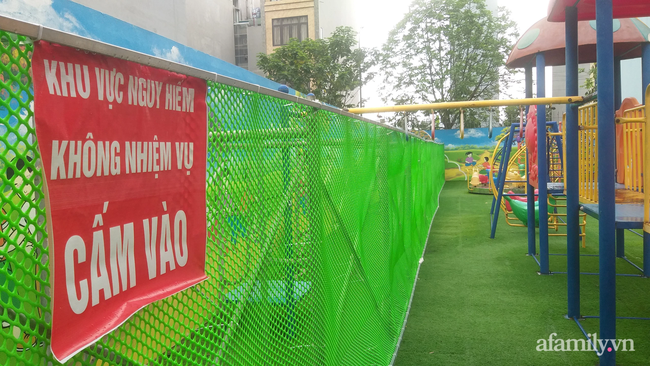 Hà Nội: Kinh hãi bức tường ọp ẹp chỉ chực đổ sập được chống đỡ tạm bợ bằng cọc ngay sát sân chơi của trẻ mầm non - 2 Hà Nội: Kinh hãi bức tường ọp ẹp chỉ chực đổ sập được chống đỡ tạm bợ bằng cọc ngay sát sân chơi của trẻ mầm non - 2