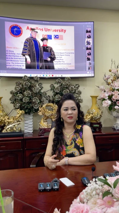 Trang Khàn livestream gửi lời tới bà Phương Hằng - vợ Dũng 'lò vôi': 'Cháu nghèo hơn cô thật, cháu đeo hột xoàn giả nhưng cháu cũng đâu xin tiền cô' - 1 Trang Khàn livestream gửi lời tới bà Phương Hằng - vợ Dũng 'lò vôi': 'Cháu nghèo hơn cô thật, cháu đeo hột xoàn giả nhưng cháu cũng đâu xin tiền cô' - 1