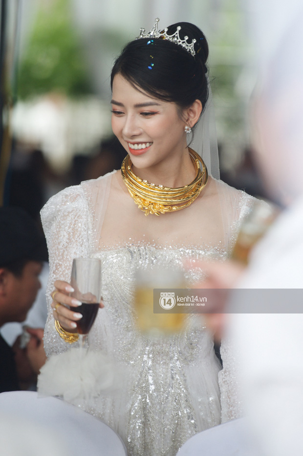 Đám cưới Phan Mạnh Quỳnh tại Nghệ An: Cô dâu đeo vàng siêu nhiều và tình tứ bên chú rể gây sốt, tiệc cưới khủng 'náo loạn' cả làng quê! Đám cưới Phan Mạnh Quỳnh tại Nghệ An: Cô dâu đeo vàng siêu nhiều và tình tứ bên chú rể gây sốt, tiệc cưới khủng 'náo loạn' cả làng quê!